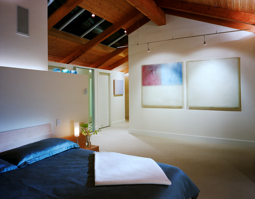 Rustikales Hauptschlafzimmer mit weißer Wandfarbe und Teppichboden in Vancouver