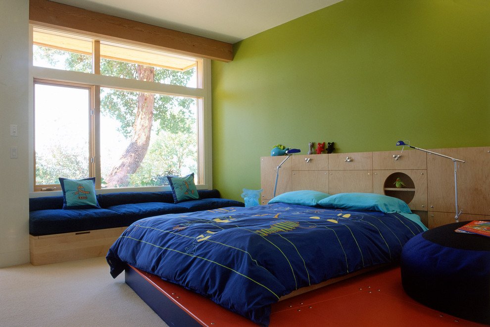 Modelo de dormitorio moderno con paredes verdes y moqueta