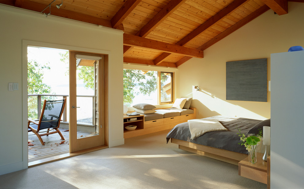 На фото: хозяйская спальня в стиле рустика с бежевыми стенами и ковровым покрытием с
