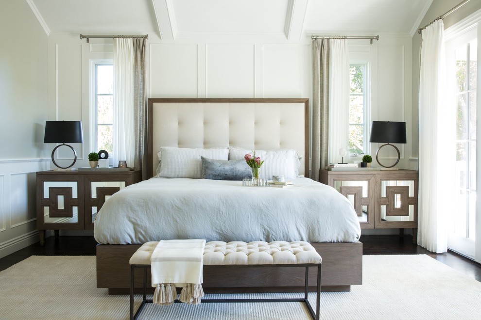 Идея дизайна: хозяйская спальня в стиле неоклассика (современная классика) с белыми стенами и темным паркетным полом