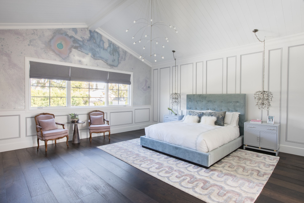 Diseño de dormitorio abovedado clásico renovado con paredes blancas, suelo de madera oscura, suelo marrón, machihembrado, boiserie, papel pintado y panelado