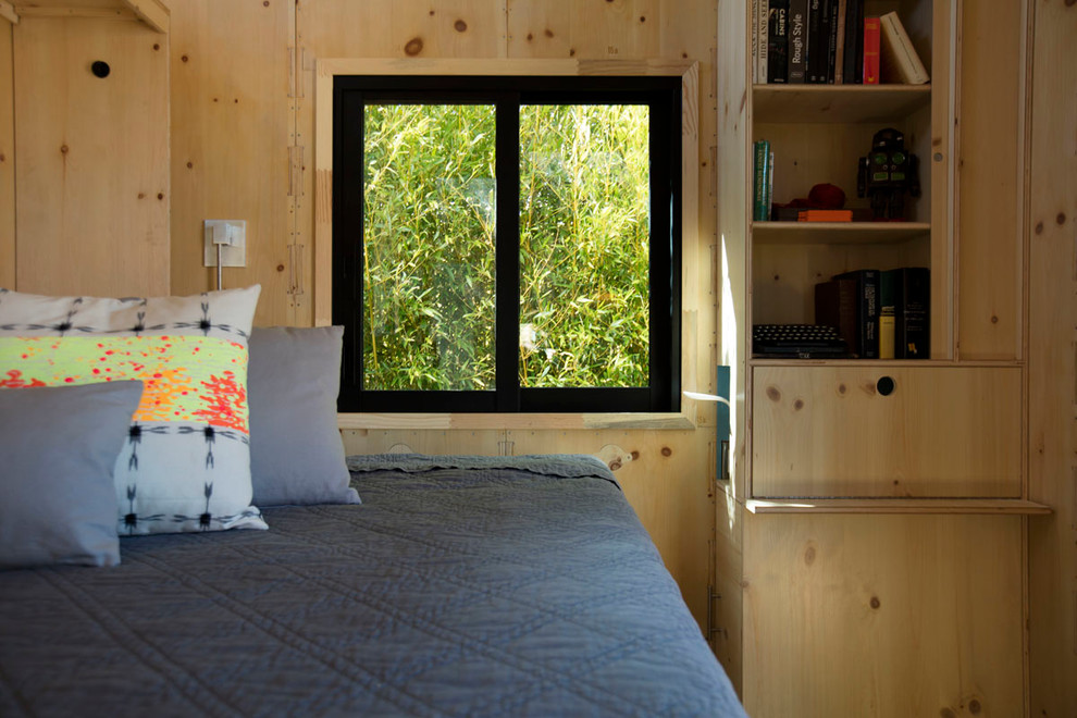 Immagine di una piccola camera da letto design