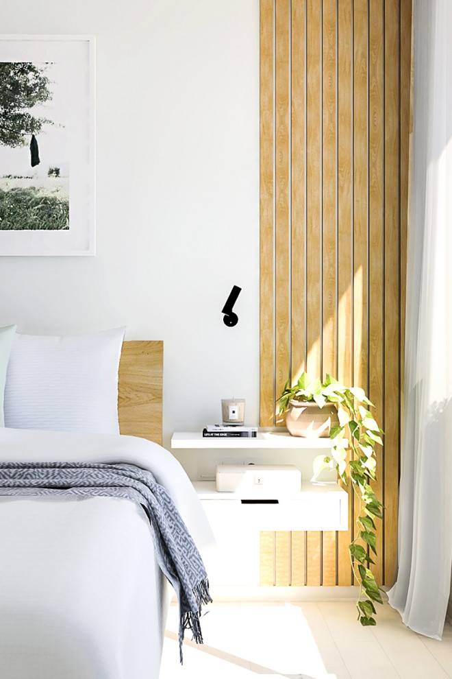 Стильный дизайн: маленькая хозяйская спальня в стиле ретро с белыми стенами, полом из ламината и бежевым полом для на участке и в саду - последний тренд