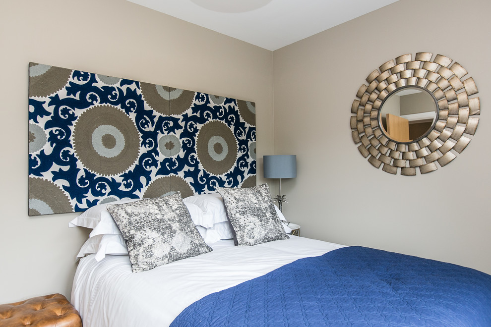 Mediterranes Schlafzimmer mit beiger Wandfarbe in Sonstige