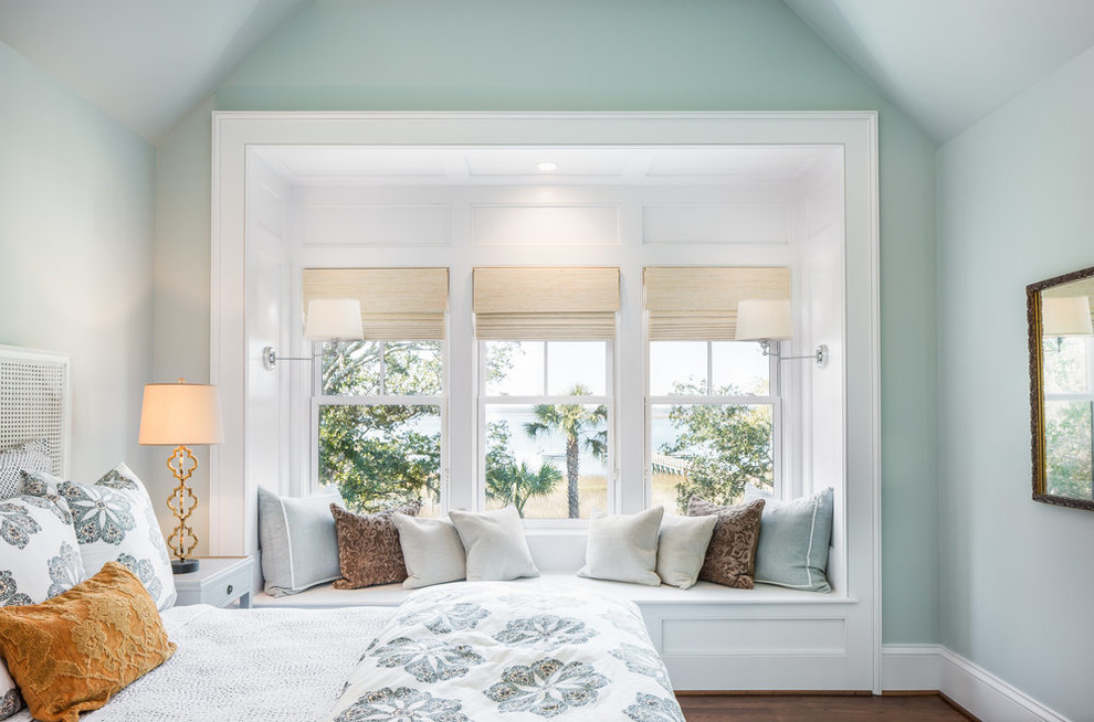チャールストンにある広いビーチスタイルのおしゃれな主寝室 (青い壁、茶色い床、濃色無垢フローリング) のインテリア