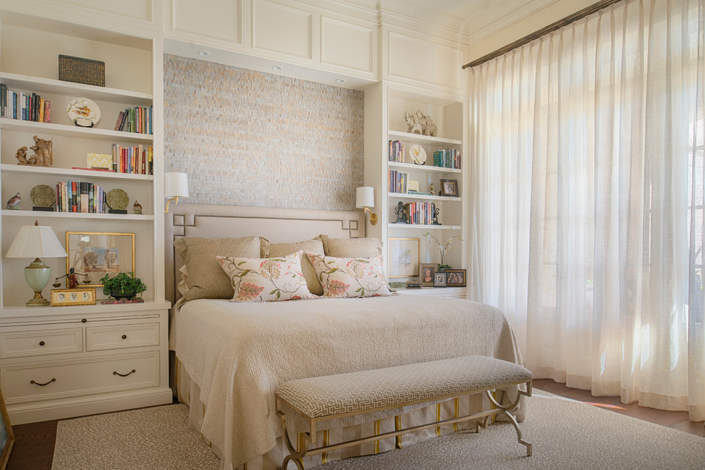 Aménagement d'une chambre parentale classique avec un mur blanc, un sol en bois brun et un sol beige.