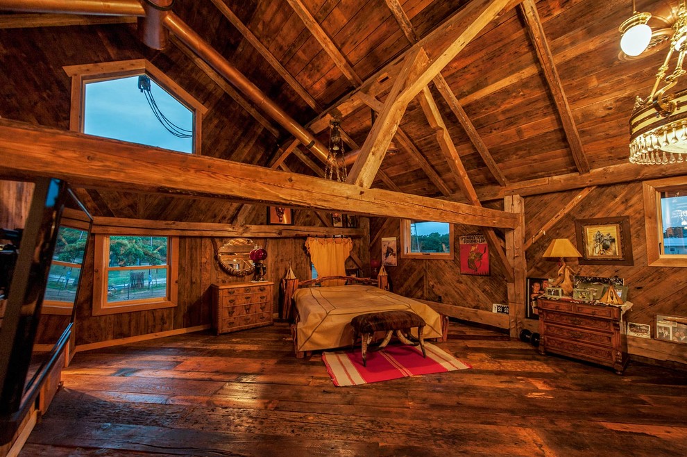 Mittelgroßes Country Schlafzimmer im Loft-Style mit brauner Wandfarbe und dunklem Holzboden in Dallas