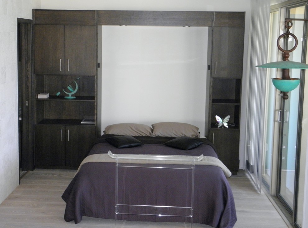 ハワイにある小さなコンテンポラリースタイルのおしゃれな客用寝室 (白い壁、淡色無垢フローリング、グレーの床) のレイアウト