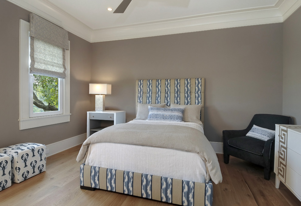Modelo de dormitorio clásico renovado con paredes grises y suelo de madera clara