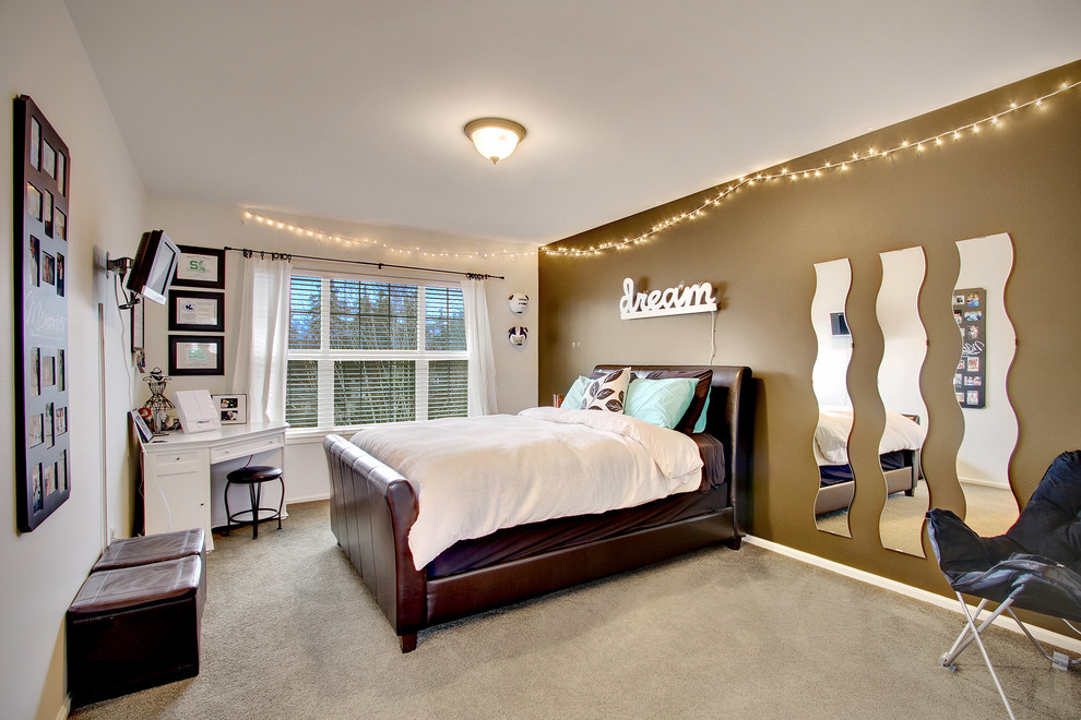 На фото: гостевая спальня (комната для гостей): освещение в классическом стиле с коричневыми стенами и ковровым покрытием без камина