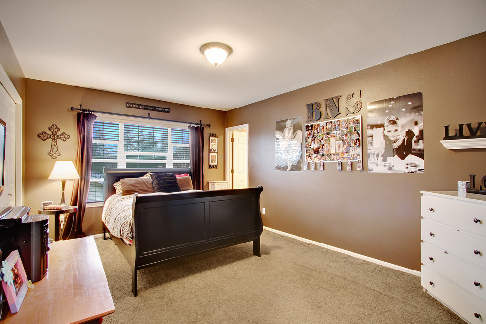 На фото: гостевая спальня (комната для гостей) в классическом стиле с коричневыми стенами и ковровым покрытием без камина