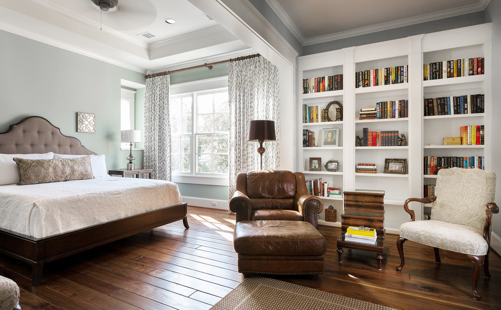 Ispirazione per una camera da letto classica con pareti blu e pavimento marrone