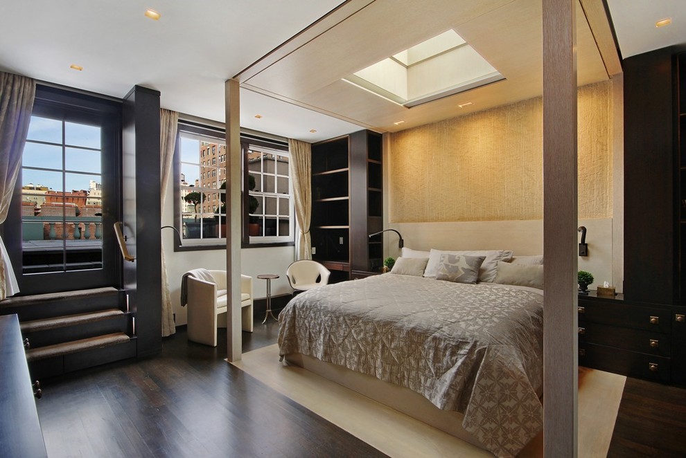 Свежая идея для дизайна: спальня в современном стиле с белыми стенами и темным паркетным полом без камина - отличное фото интерьера