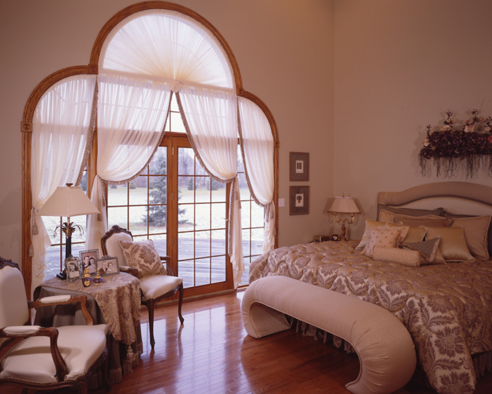 インディアナポリスにある中くらいなトランジショナルスタイルのおしゃれな主寝室 (茶色い壁、淡色無垢フローリング) のインテリア