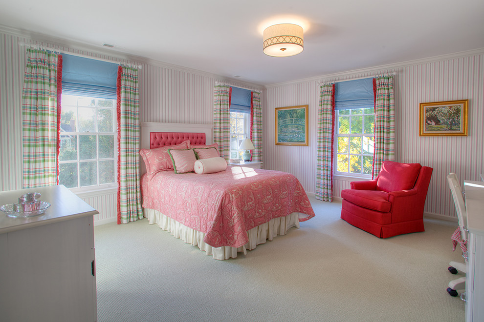 Стильный дизайн: спальня в классическом стиле с разноцветными стенами, ковровым покрытием и серым полом - последний тренд