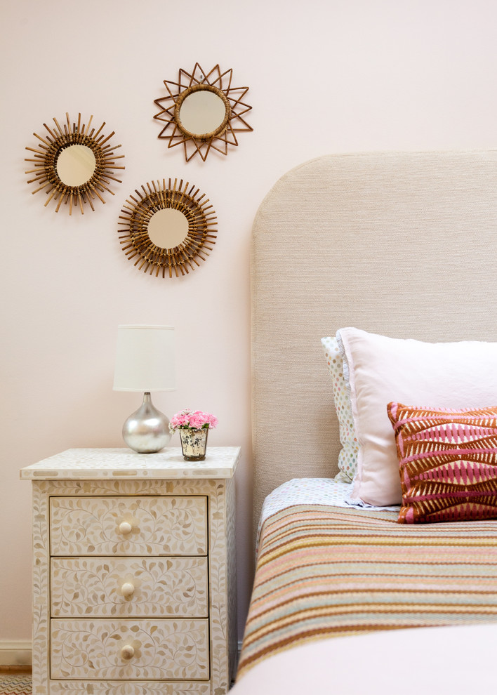 Inspiration för klassiska sovrum, med rosa väggar och heltäckningsmatta