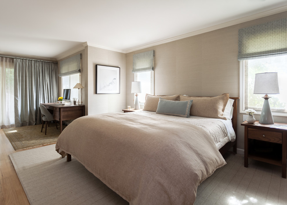 サンフランシスコにある広いトランジショナルスタイルのおしゃれな主寝室 (ベージュの壁、淡色無垢フローリング、ベージュの床)