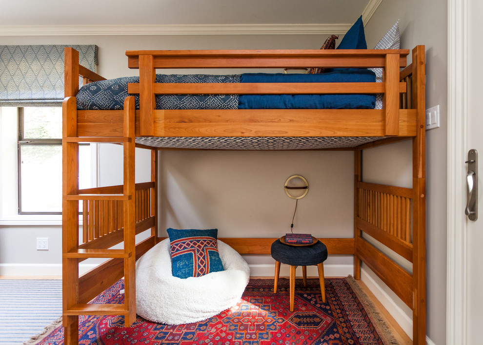 Foto de habitación de invitados tradicional renovada de tamaño medio con paredes grises, moqueta y suelo beige