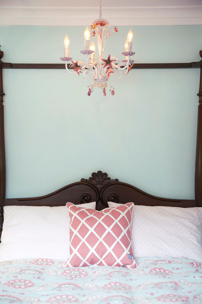 Стильный дизайн: гостевая спальня среднего размера, (комната для гостей) в стиле неоклассика (современная классика) с белыми стенами без камина - последний тренд