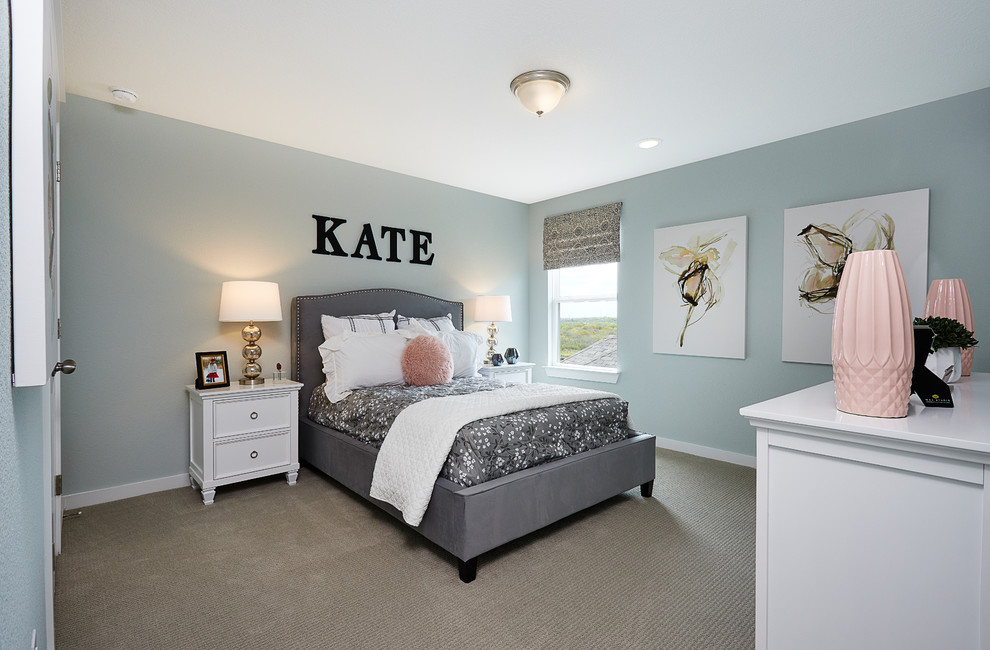 Cette image montre une chambre design de taille moyenne avec un mur bleu et un sol beige.