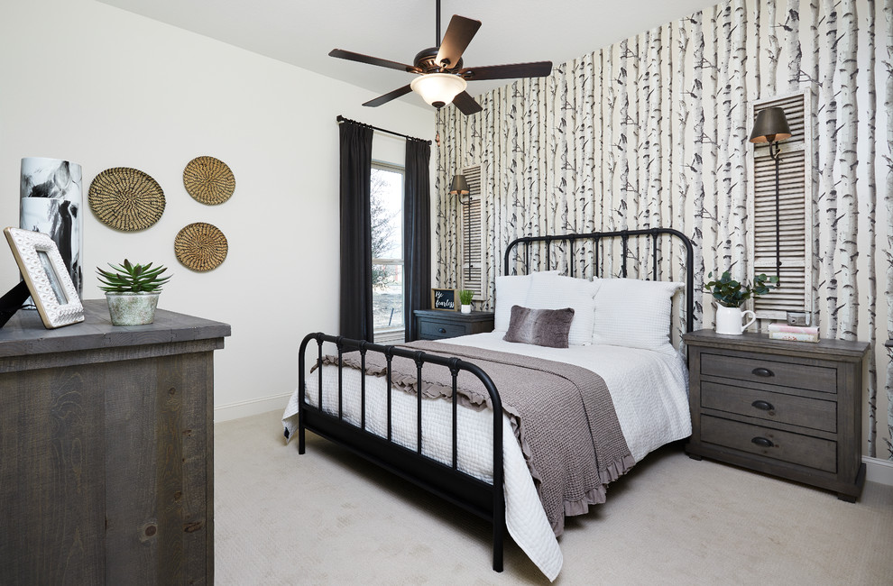 Imagen de habitación de invitados de estilo de casa de campo de tamaño medio con moqueta, paredes multicolor y suelo gris