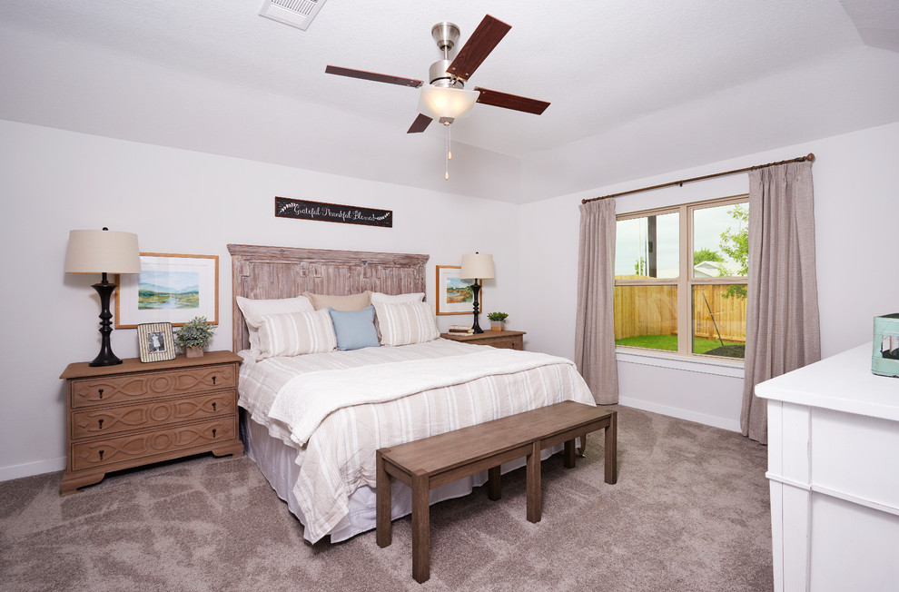На фото: хозяйская спальня среднего размера в стиле кантри с белыми стенами, ковровым покрытием и бежевым полом с