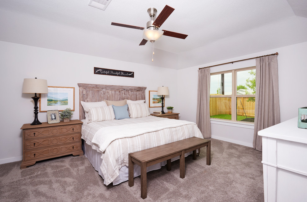 Exemple d'une chambre nature de taille moyenne avec un mur blanc et un sol beige.