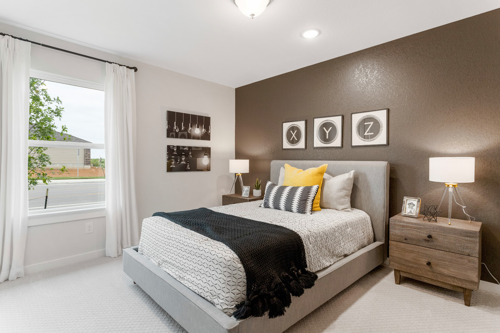 Immagine di una camera degli ospiti minimal di medie dimensioni con pareti marroni, moquette e pavimento beige