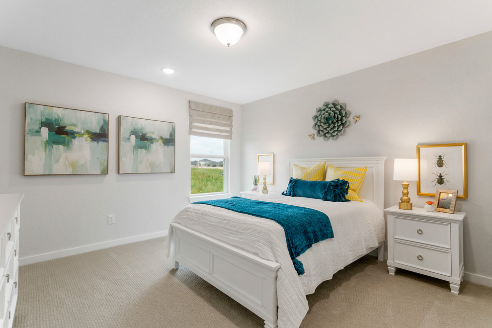 他の地域にある中くらいなコンテンポラリースタイルのおしゃれな客用寝室 (白い壁、カーペット敷き、ベージュの床) のレイアウト