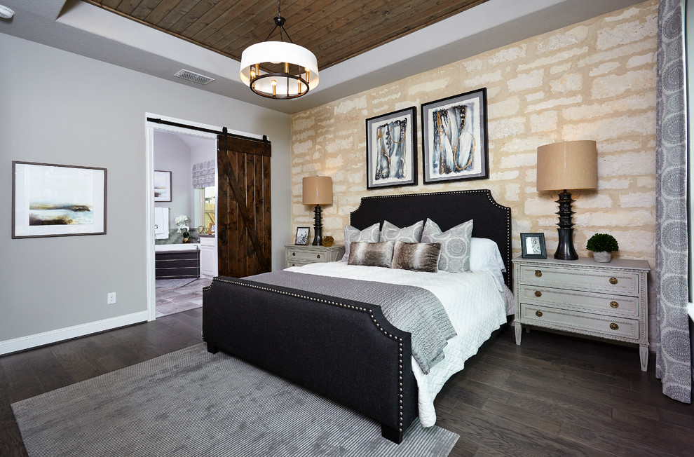 Идея дизайна: большая хозяйская спальня в стиле кантри с серыми стенами, темным паркетным полом и коричневым полом