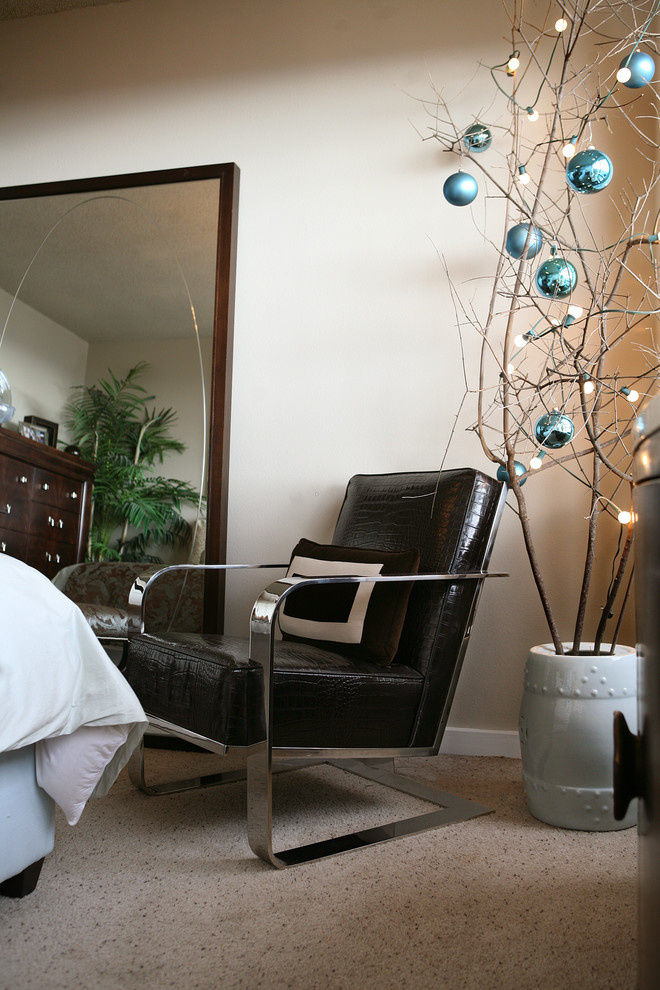 Diseño de habitación de invitados actual de tamaño medio con paredes beige y moqueta