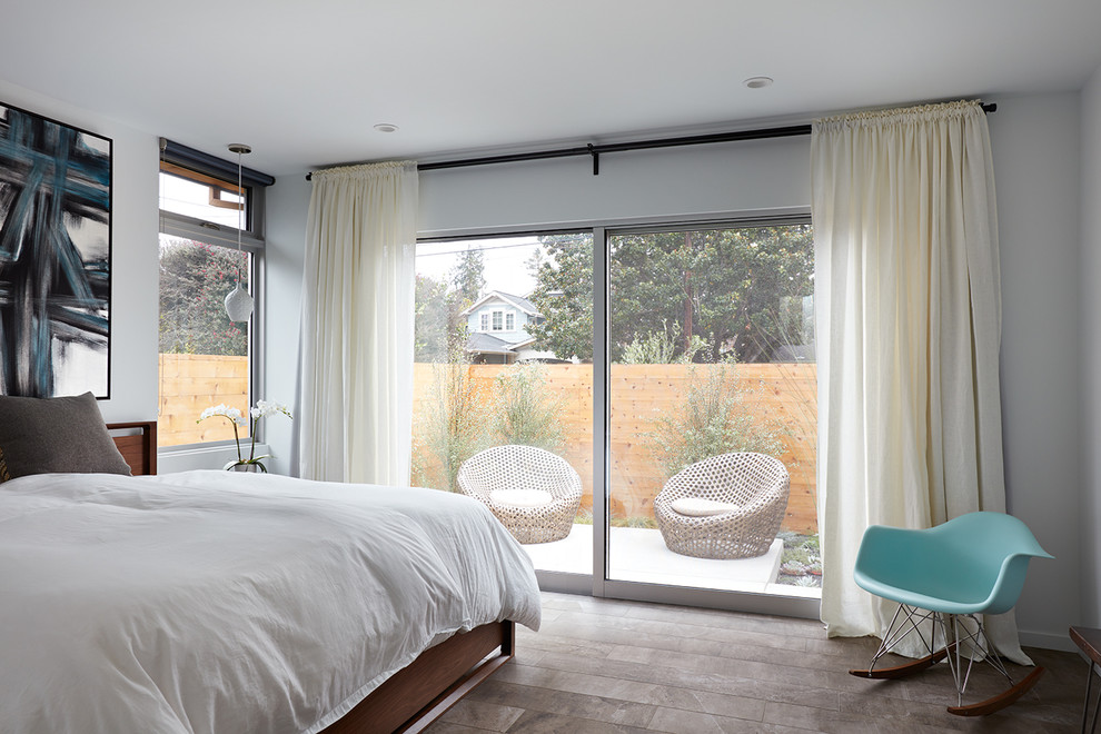 Ispirazione per una camera matrimoniale contemporanea di medie dimensioni con pareti bianche, parquet chiaro e pavimento beige