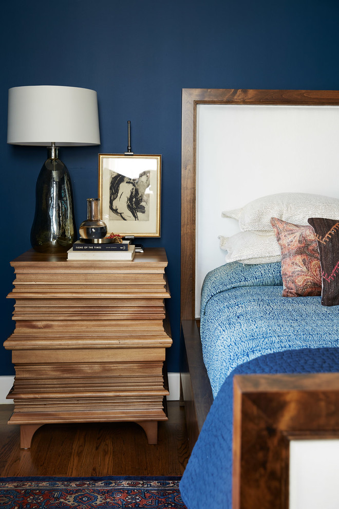 Exemple d'une chambre éclectique de taille moyenne avec un mur bleu, un sol en bois brun et un sol marron.