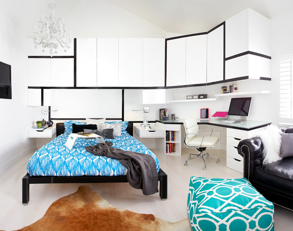 На фото: гостевая спальня среднего размера, (комната для гостей) в современном стиле с белыми стенами, светлым паркетным полом и серым полом без камина