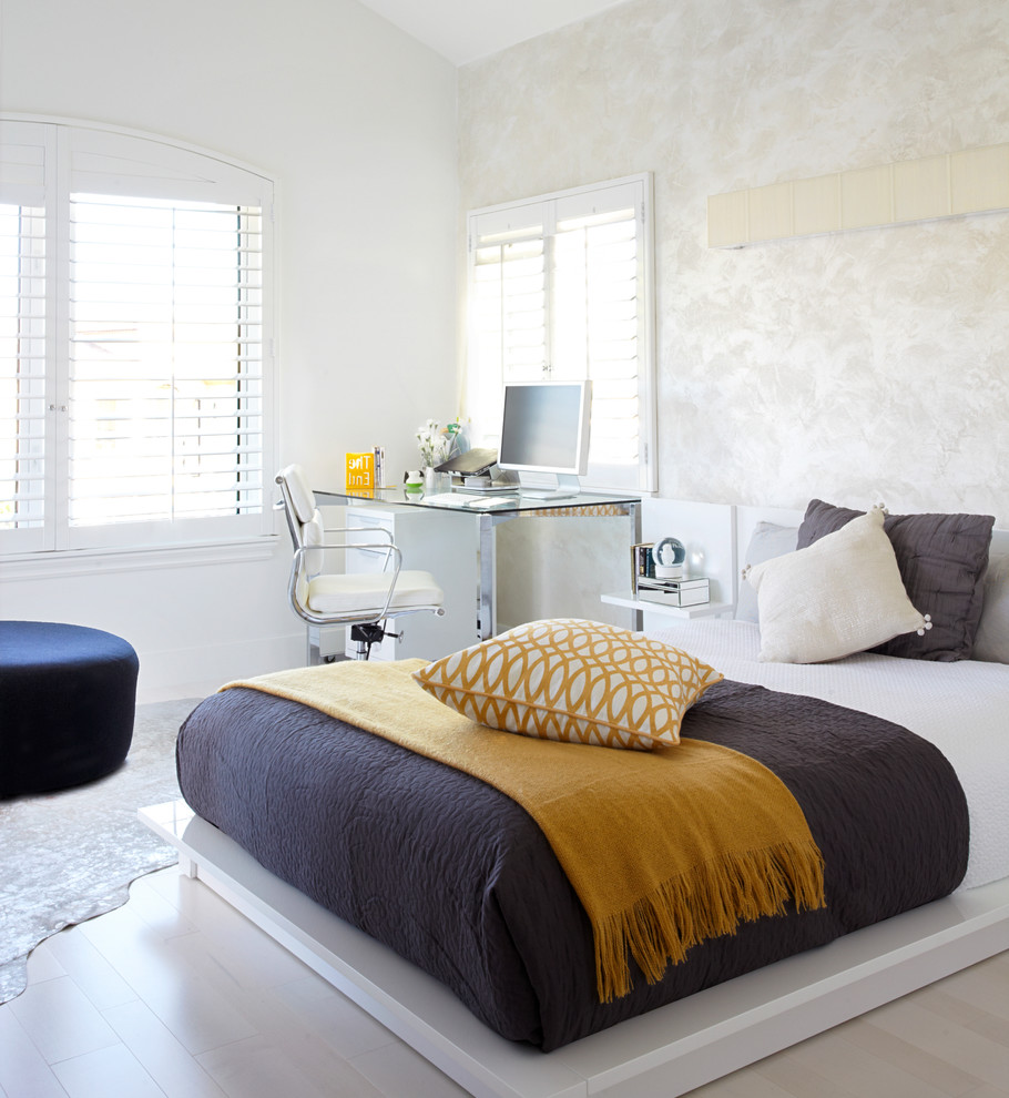 На фото: гостевая спальня среднего размера, (комната для гостей) в современном стиле с разноцветными стенами, светлым паркетным полом, серым полом и рабочим местом без камина с
