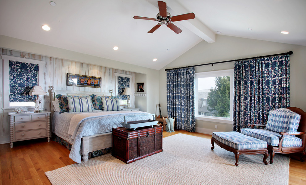 На фото: спальня в морском стиле с разноцветными стенами, паркетным полом среднего тона и синими шторами с