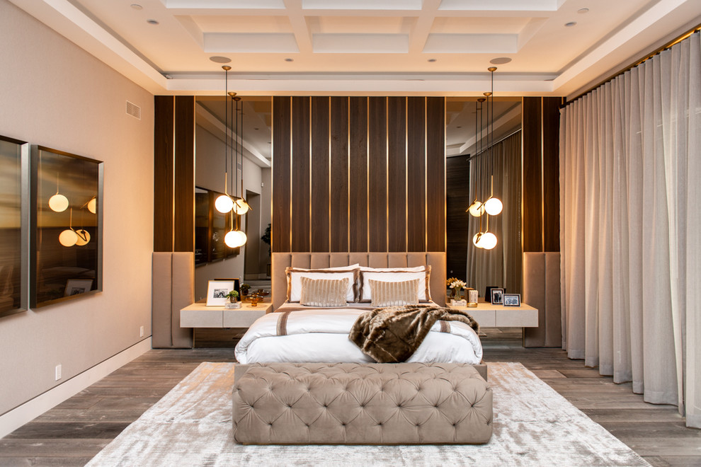 Источник вдохновения для домашнего уюта: большая хозяйская спальня в современном стиле с бежевыми стенами, полом из керамической плитки и коричневым полом