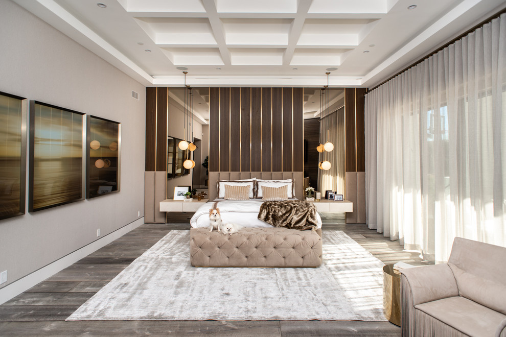 На фото: большая хозяйская спальня в современном стиле с бежевыми стенами, полом из керамической плитки и коричневым полом