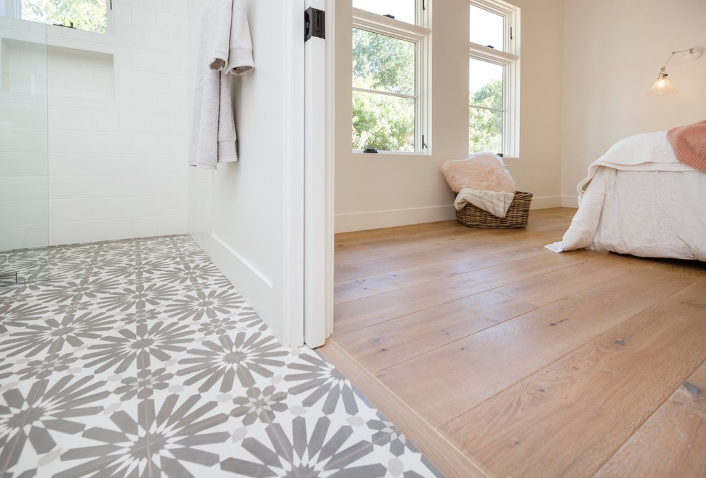 Cette image montre une grande chambre d'amis minimaliste avec un mur blanc et parquet clair.
