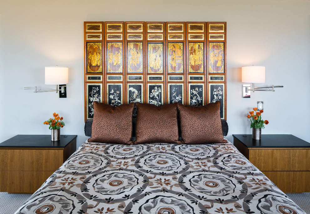 Свежая идея для дизайна: спальня в восточном стиле с белыми стенами и ковровым покрытием - отличное фото интерьера