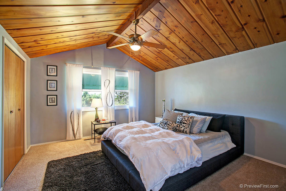 На фото: гостевая спальня среднего размера, (комната для гостей) в современном стиле с серыми стенами и ковровым покрытием