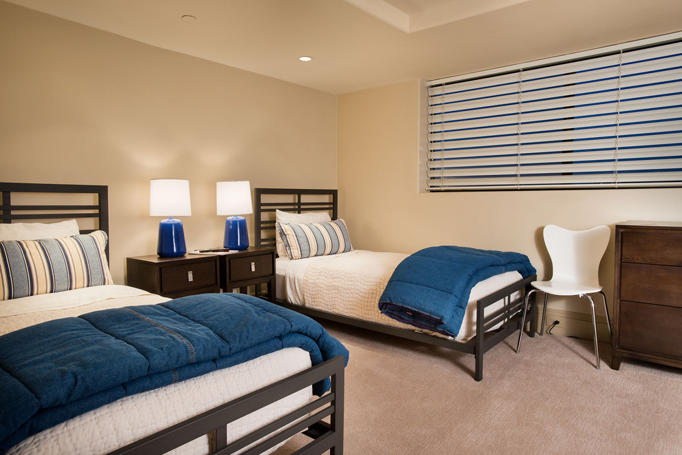Eklektisches Gästezimmer mit beiger Wandfarbe und Teppichboden in San Diego