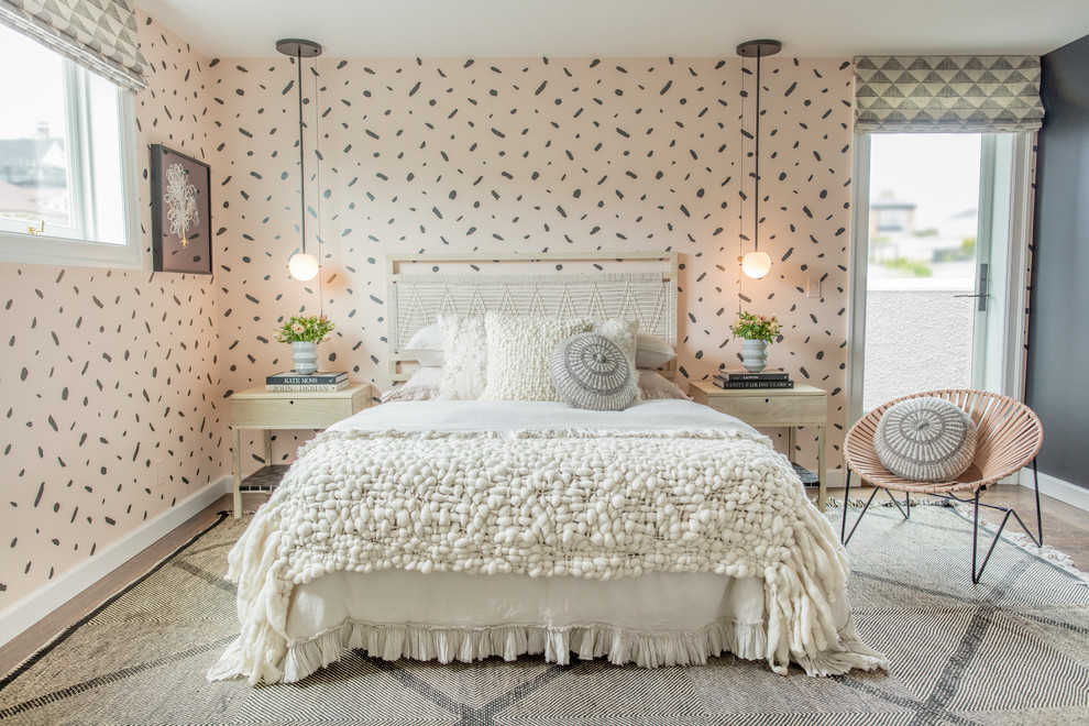 Идея дизайна: спальня в стиле неоклассика (современная классика) с розовыми стенами