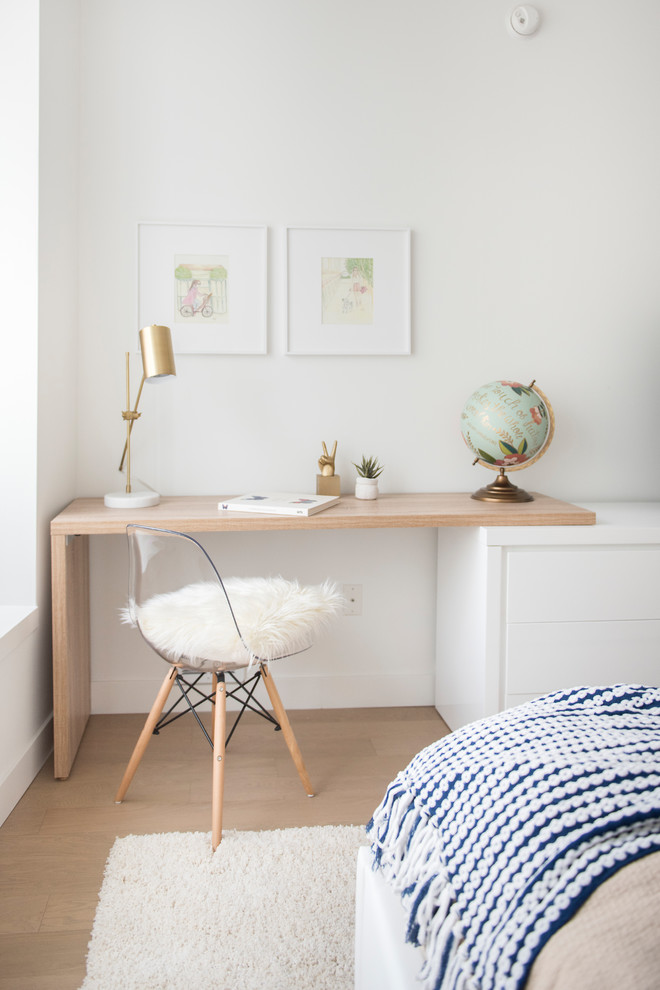 Idéer för ett mellanstort minimalistiskt huvudsovrum, med vita väggar, ljust trägolv och beiget golv