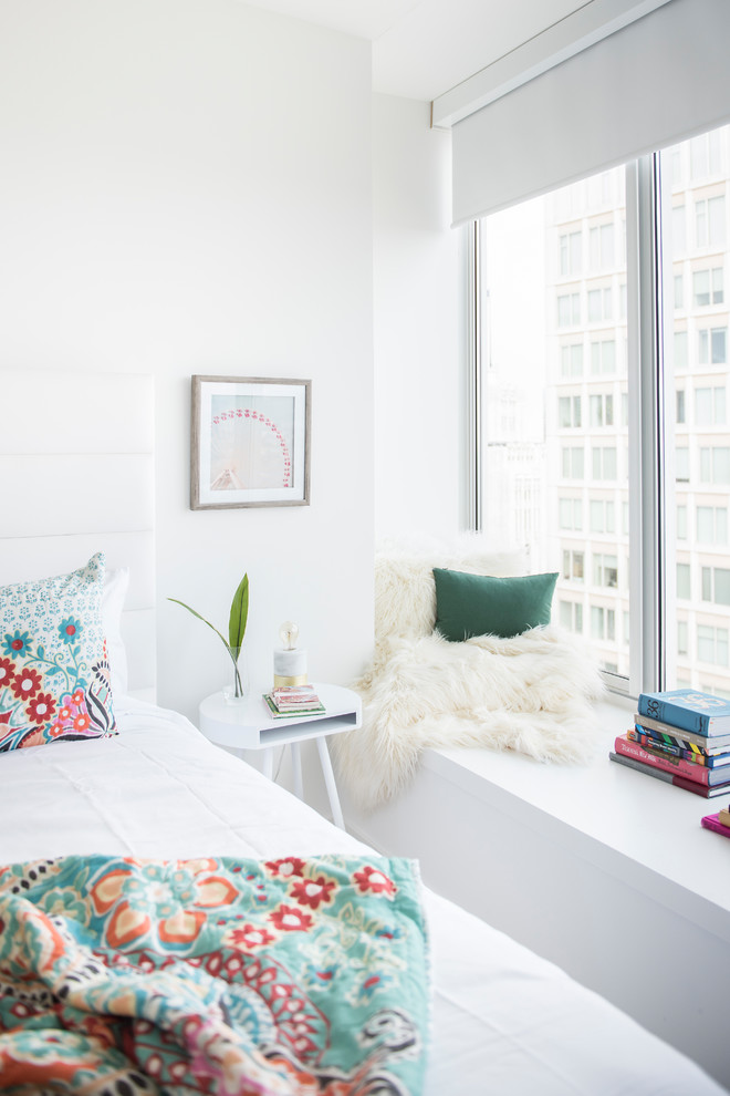 Foto på ett mellanstort minimalistiskt gästrum, med vita väggar, ljust trägolv och beiget golv