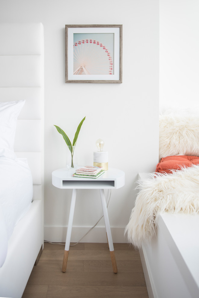Modelo de habitación de invitados escandinava de tamaño medio sin chimenea con paredes blancas, suelo de madera clara y suelo beige