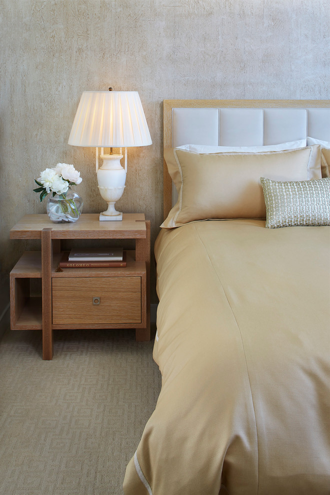 На фото: хозяйская спальня в современном стиле с бежевыми стенами и ковровым покрытием с