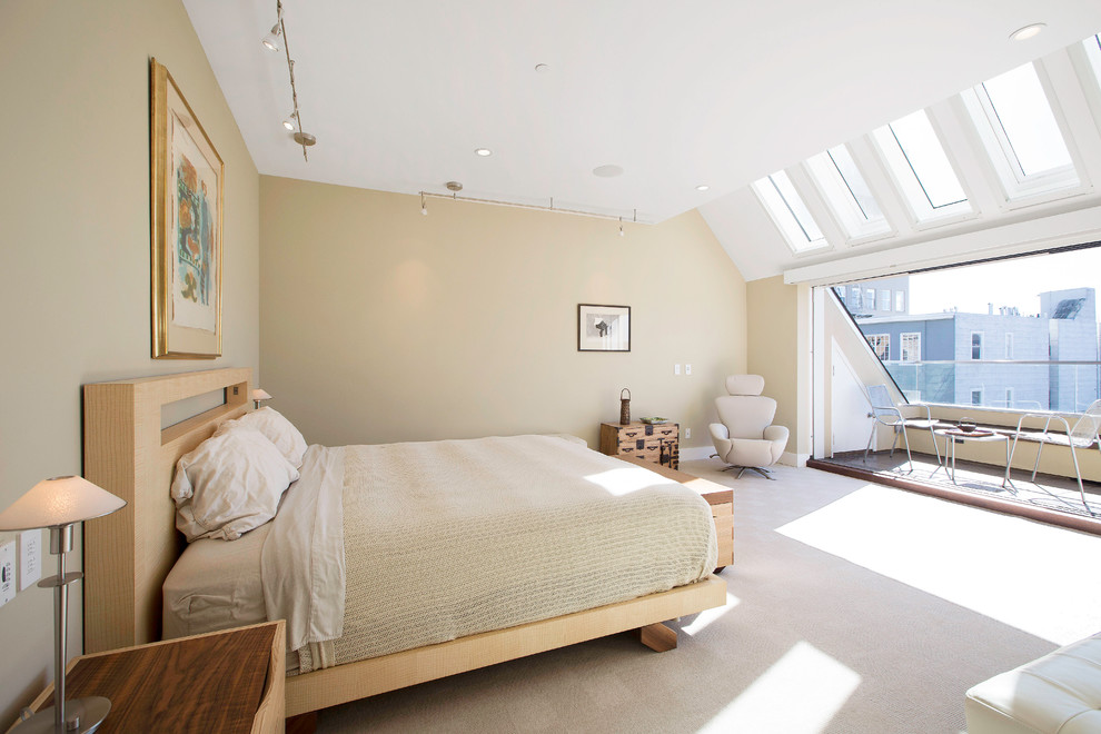 На фото: большая хозяйская спальня в современном стиле с бежевыми стенами и ковровым покрытием