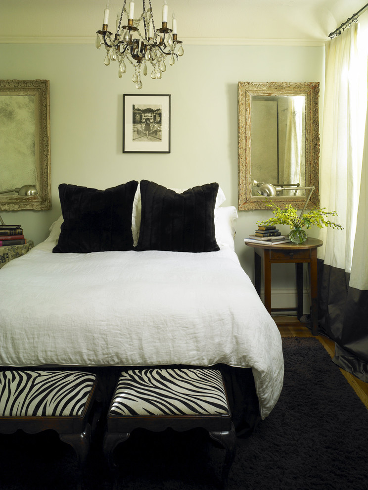 На фото: хозяйская спальня среднего размера в стиле фьюжн с синими стенами и паркетным полом среднего тона с