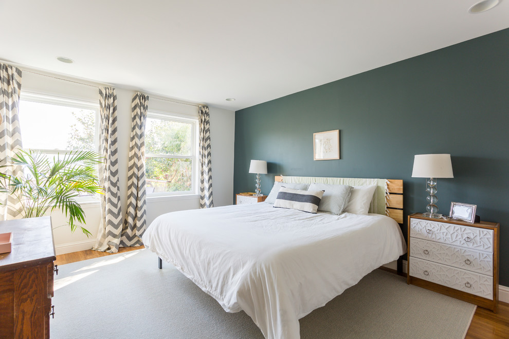 Diseño de dormitorio principal tradicional renovado de tamaño medio con paredes azules y suelo de bambú